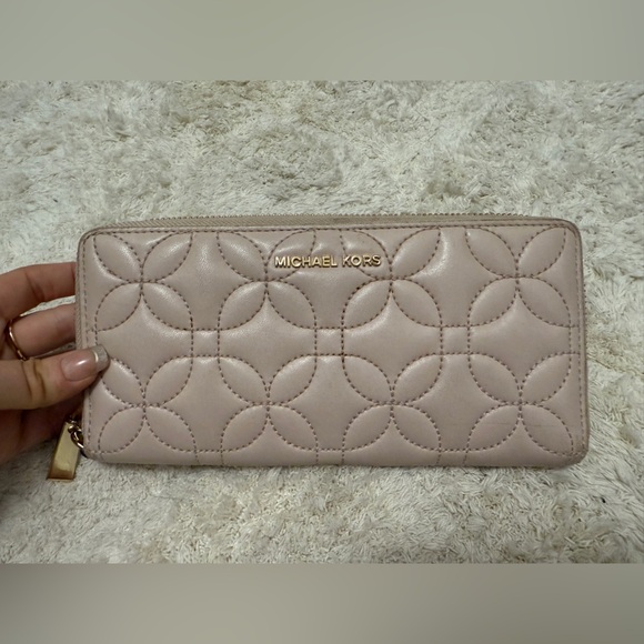 Michael Kors Tan Quilted Wallet - Picture 1 of 14
